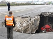 Bóng đá anh, ngoại hạng anh, lịch thi đấu euro 2012, Xe quá tải rơi xuống sông vì làm bục cầu